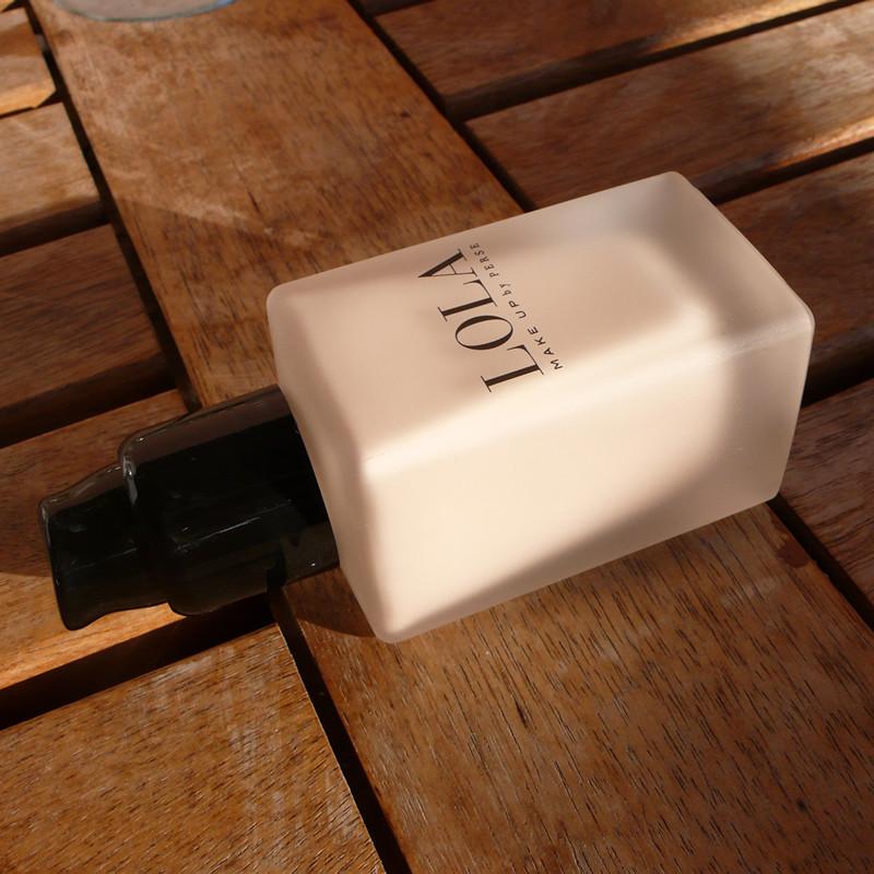 LOLA Balancing Oil-Free Liquid Foundation SPF 15